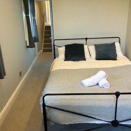 ロンドンSplendid 2 Bed Flat With Private Terrace In Wimbledon - 2 The Queensアパートメント エクステリア 写真