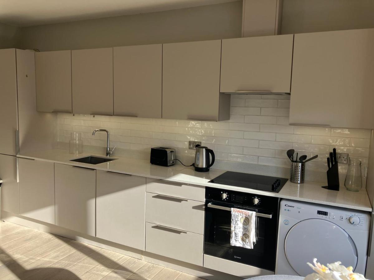 ロンドンSplendid 2 Bed Flat With Private Terrace In Wimbledon - 2 The Queensアパートメント エクステリア 写真