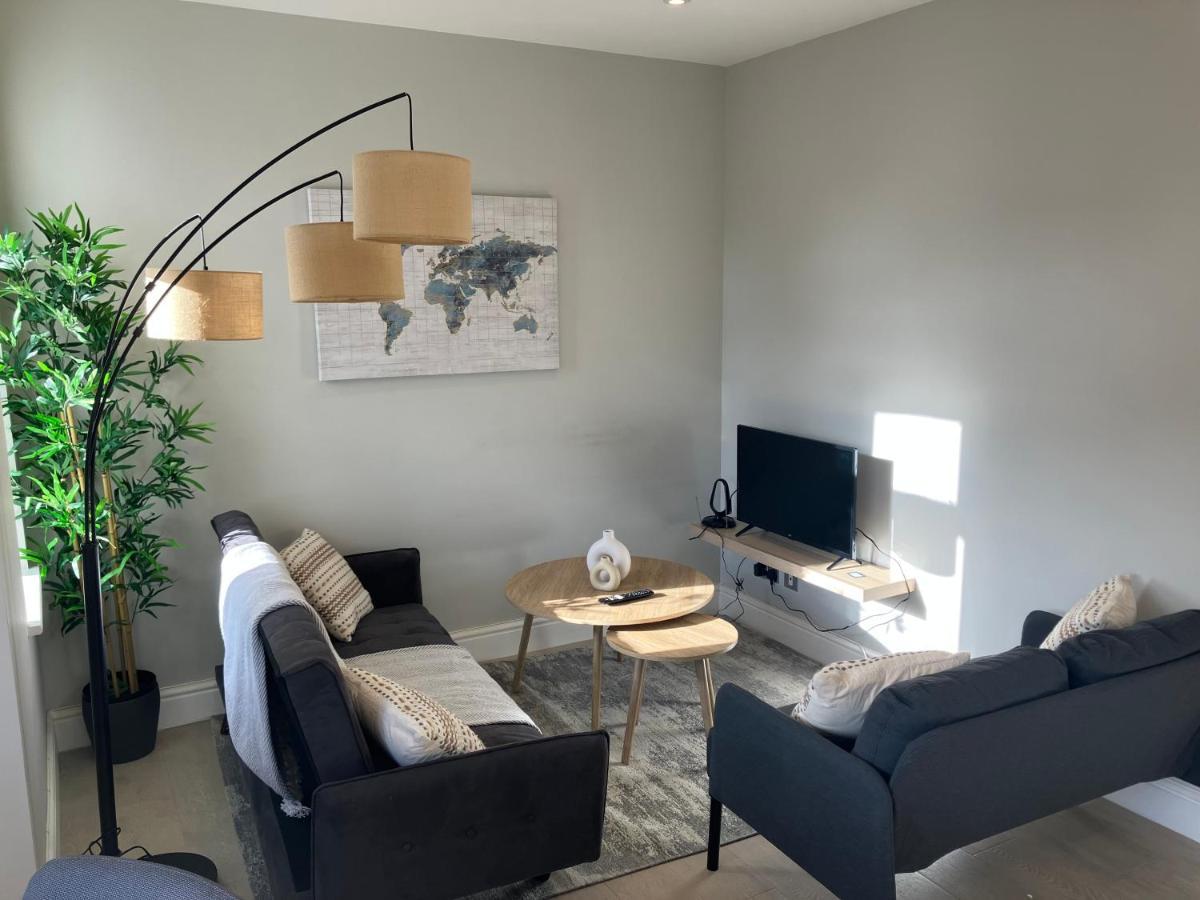 ロンドンSplendid 2 Bed Flat With Private Terrace In Wimbledon - 2 The Queensアパートメント エクステリア 写真