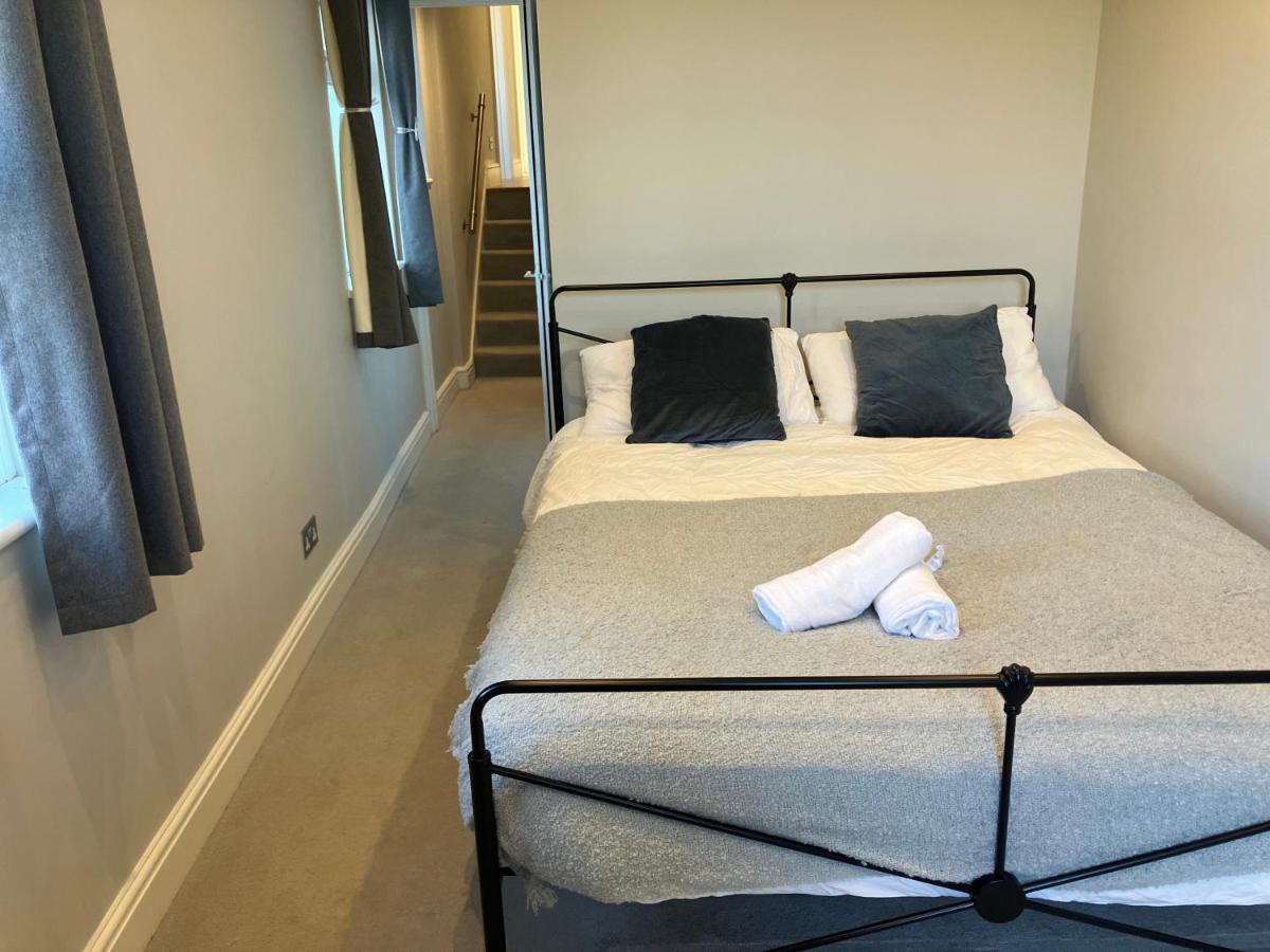 ロンドンSplendid 2 Bed Flat With Private Terrace In Wimbledon - 2 The Queensアパートメント エクステリア 写真